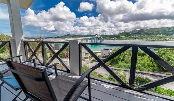 寝室バルコニー　瀬底大橋一望