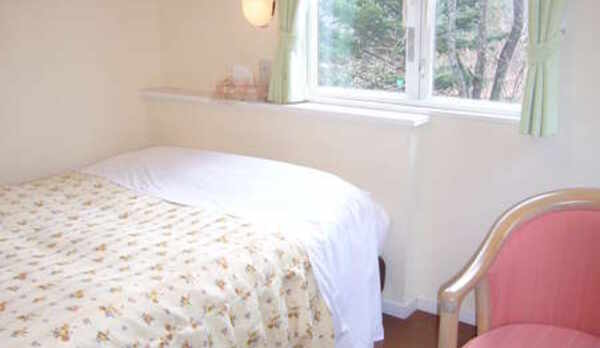 窓からは緑豊かな木々が眺められる、ダブルルーム(バストイレ付き)