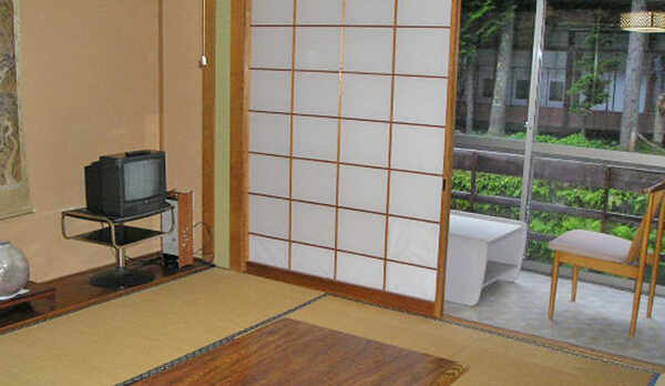 *客室一例/霊泉寺川に面した純和風のお部屋。窓側の広縁もあり、ゆったりとお過ごし頂けます。