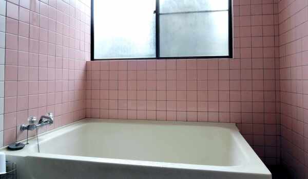 *［女性用浴場］定員2名ほどの広さでシャワーは2機ございます（17：00〜23：00）