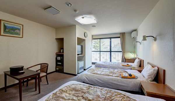 *【1Fトリプルルーム】テーブル＆ソフアもあるので広くお使いいただけます。