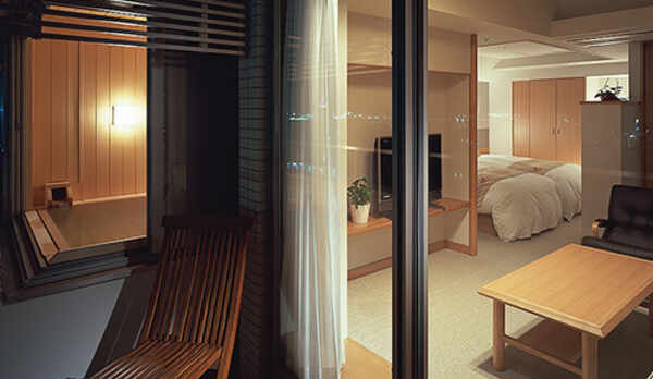 【露天風呂付き客室】檜風呂や木目家具、白を基調とした落ち着いた室内でごゆっくりお過ごしくださいませ。