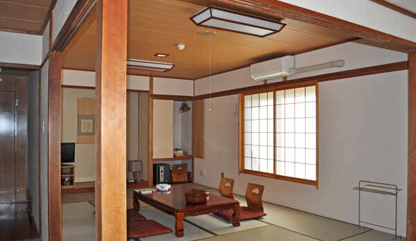 【本館和室・12畳】　広々として落ち着いた雰囲気のお部屋です。