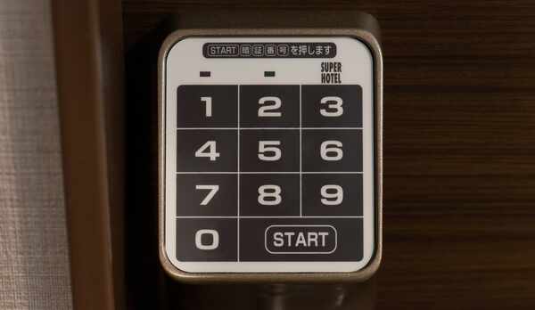 チェックイン時に発行した暗証番号を押してお部屋にお入り頂けます。