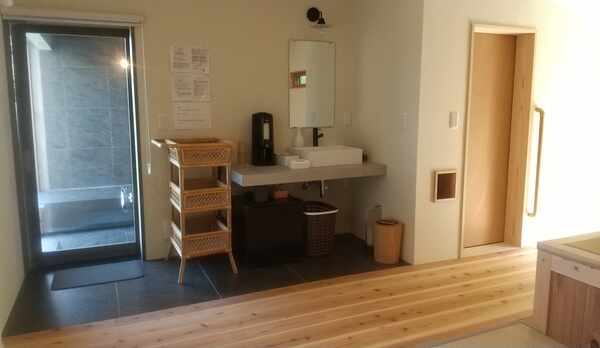 和室からお風呂場方向