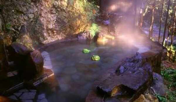 檜露天風呂〜檜の香りに包まれながら、美しい眺めをご覧ください〜