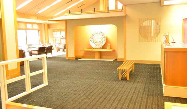 玄関では大皿がお出迎え。