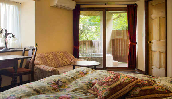 ◆101◆二人掛けソファ付。こちらのお部屋のみフローリング。