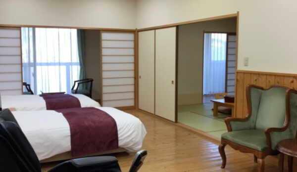 マッサージ機付きの特別室で休日をごゆっくりお寛ぎください。ベッドはシモンズ社製です。