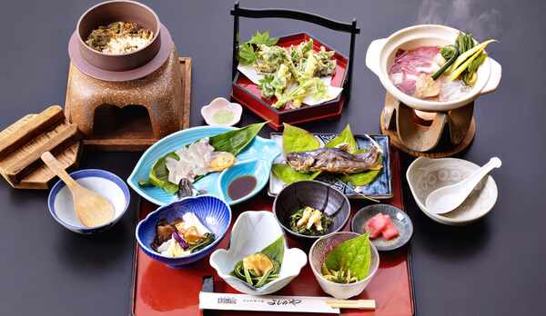 *【夕食一例】旬の食材を使った五箇山の家庭料理をご提供いたします。