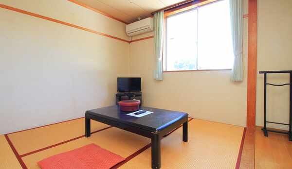 【和室6畳】日当たり抜群で、井草の香りが落ち着きます♪