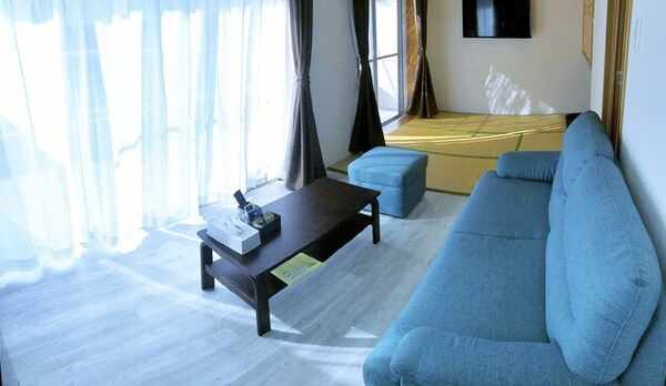 (手前)コンドミニアムタイプのダイニングキッチン(奥)和室