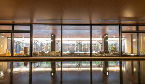 【天然温泉大浴場「水明の湯」(男性)内風呂】広々ゆったりとした天然温泉の大浴場でパワーチャージ★