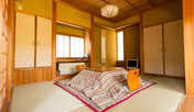 *＜別館和室＞前庭を眺められる縁側付き。
