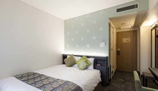 スタンダードダブルルーム.　ベッド幅140センチ　15㎡のお部屋