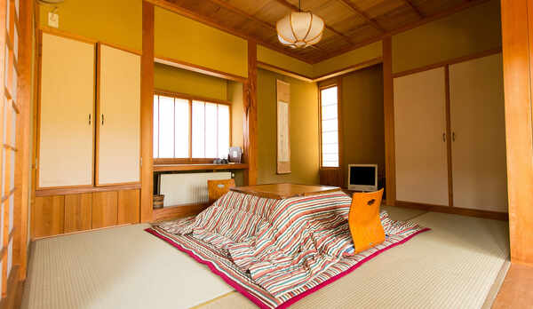 *＜別館和室＞前庭を眺められる縁側付き。