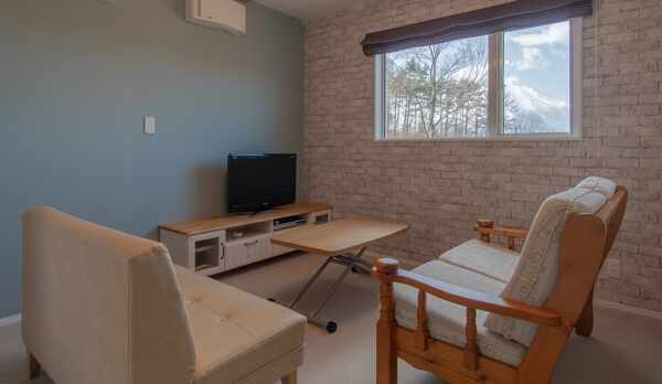 プチスイート—広々とした2階のリビングルーム