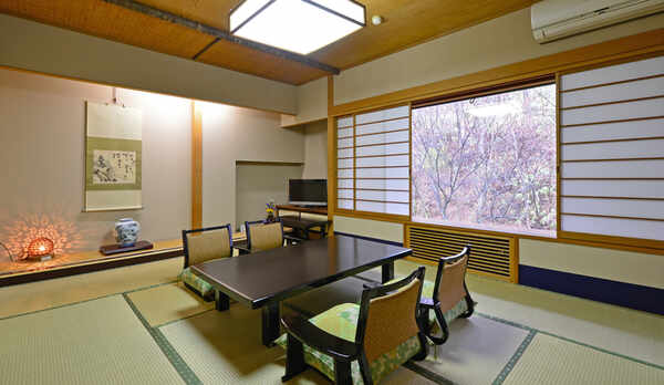 上屋敷　次の間、広縁付き客室　当館で最も広く、贅沢なつくりの上屋敷。全室が庭園側に面した間取り。