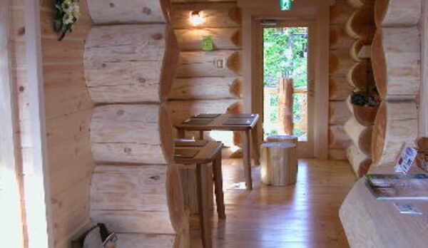 ログハウス本館のアーチカット