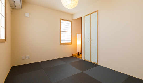 ・黒い琉球畳が特徴的な和モダンルーム