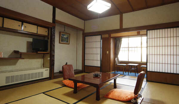 -レトロな雰囲気の和室［バス・トイレ無］-　どこかで見たような懐かしさや温かさを。