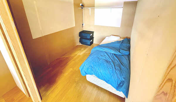 ・＜客室イメージ＞パーテーションで仕切られた部屋と仕切りのない部屋両方あります