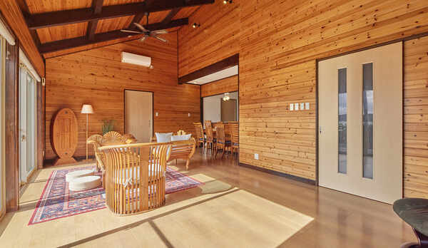 ・【リビング】ゆったりとした広さと高い天井が特徴。解放感溢れる空間です