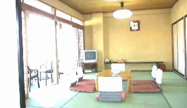 和室２０畳間、バストイレ無し、広縁あり。