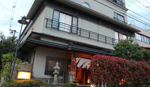 *紅柿荘へいらっしゃいませ。小さな宿ならではのおもてなしで皆様をお出迎えいたします。