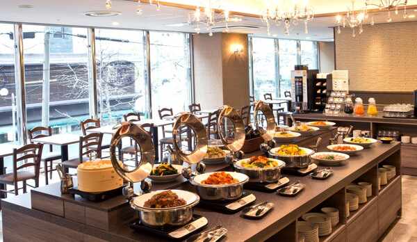 レストラン「HOLY BLUE」