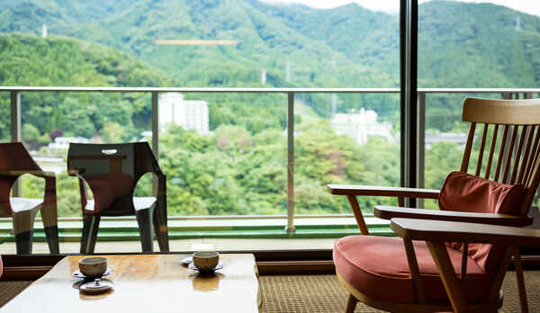 *【客室（一例）】鬼怒川温泉を眺めて、ゆっくりとしたお部屋での滞在を。