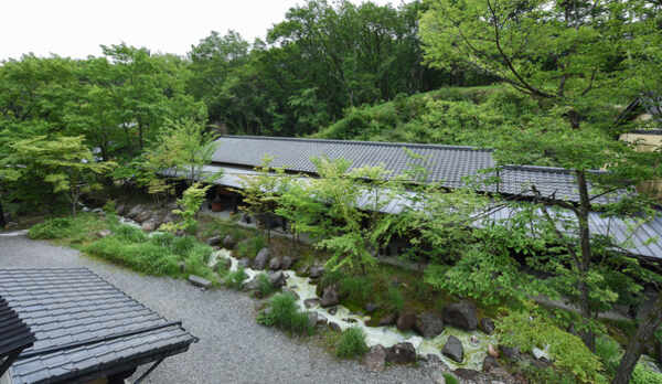 *【本館和室10畳】窓の外は、中庭と小川の景色が広がります。