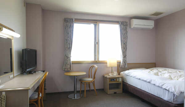 ゆったりスペースの洋室ダブルルーム／例