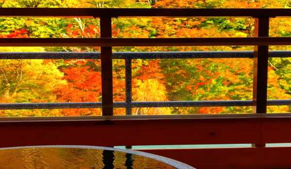 紅葉時期の露天風呂付客室陶器風呂からの眺め