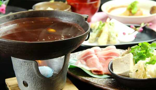 忠治薬膳鍋　上州もち豚と地元食材を効能たっぷりの薬膳スープでお召し上がりください