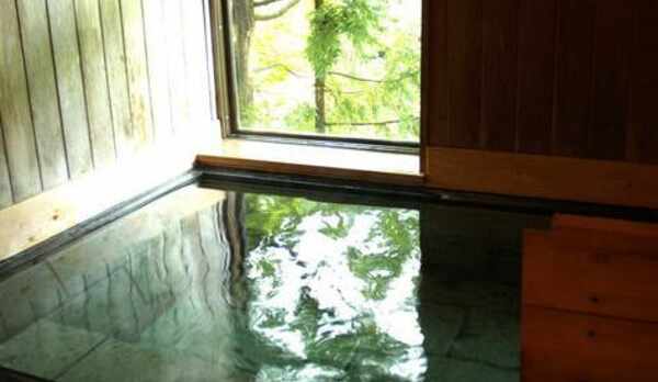 【客室のお風呂】全室源泉かけ流し内湯付でいつでもご利用いただけます。