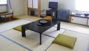 *【客室一例】畳敷きのお部屋で足を伸ばしてお寛ぎください。 