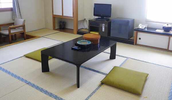 *【客室一例】畳敷きのお部屋で足を伸ばしてお寛ぎください。 