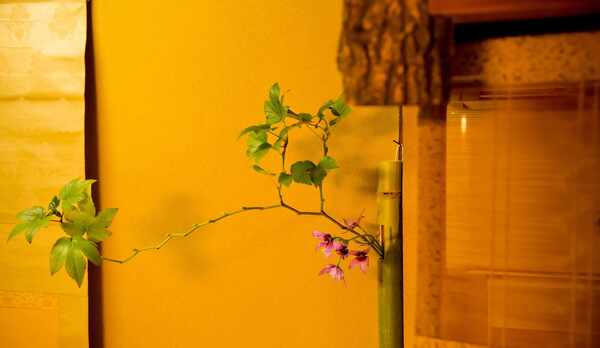 客室＿季節の花を活けてお迎えいたします