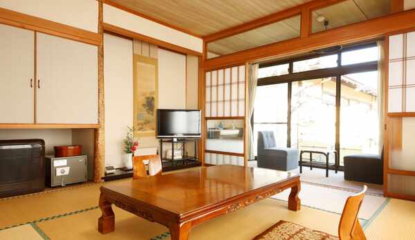 【お部屋】ゆったりくつろげる8畳客室。