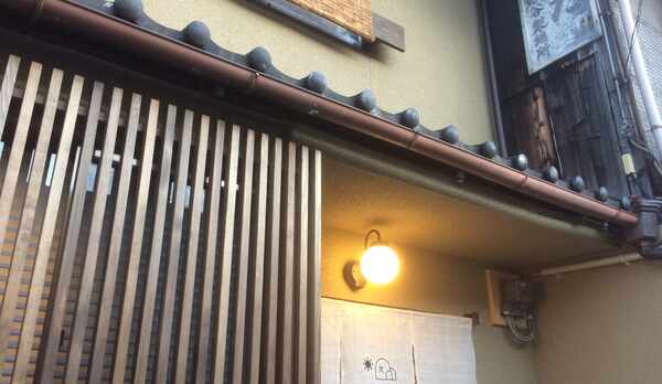 お宿の外観・昭和レトロな街並です