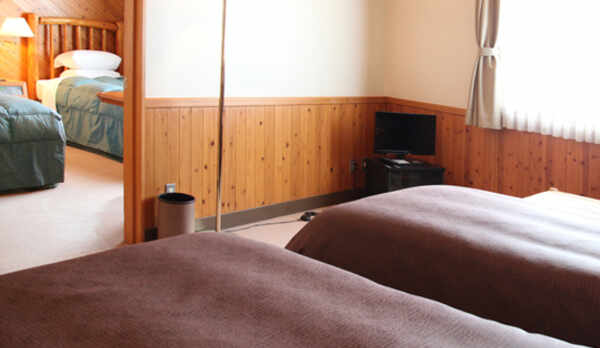 【部屋】フォーズ：1部屋に2室のツインルームがあるコネクティングルームでございます。