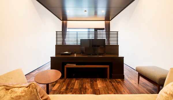 *【HIGASHI】パーテーションを挟んでソファーを配置してあります。