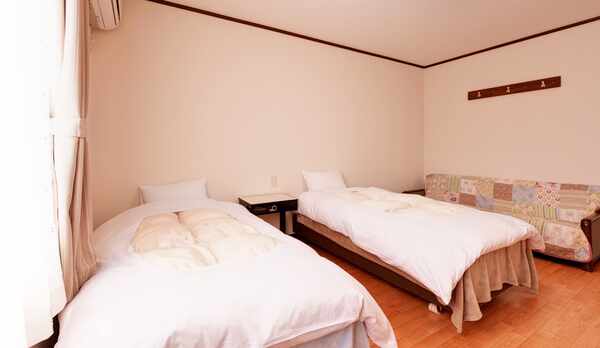 *ツイン（客室一例）/ご夫婦やカップルにオススメのお部屋。ペットが歩きやすい床材を使用。