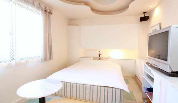 スタンダードダブル【バストイレ付★WiFi無料】