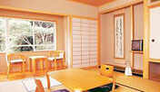 ・天気の良い日には大きな窓から陽射しが差し込んでほっこりする和室