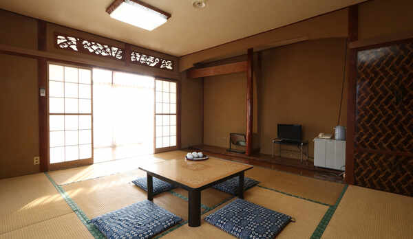 《旅館》14畳のトイレなし和室　日本の侘び寂びを感じる、昔ながらの空間　