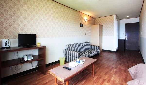 【ツイン/ソファーベッド】シャワー・トイレ付き