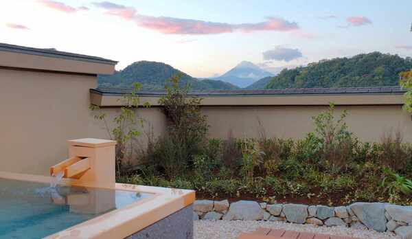 源泉かけ流し露天風呂のある富士を望むテラス（デラックス露天風呂付ツイン41平米）