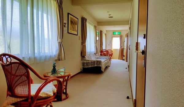 【明るい廊下】自然の光りが入り明るい廊下です。